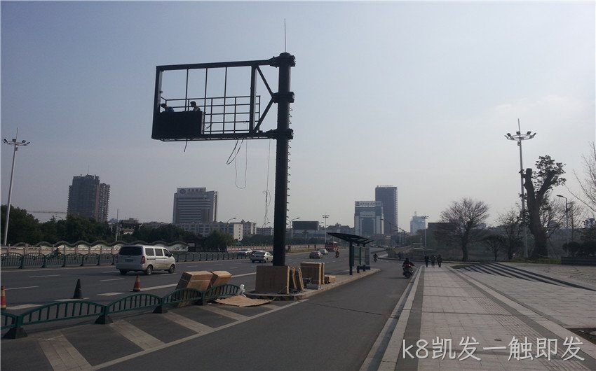 浙江宁波诱导屏封路施工