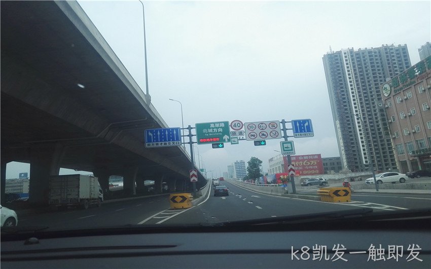 交通诱导屏行驶实拍