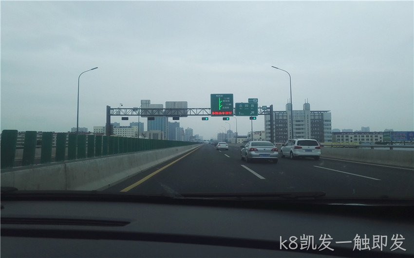 驾驶员通过LED交通诱导屏获得信息